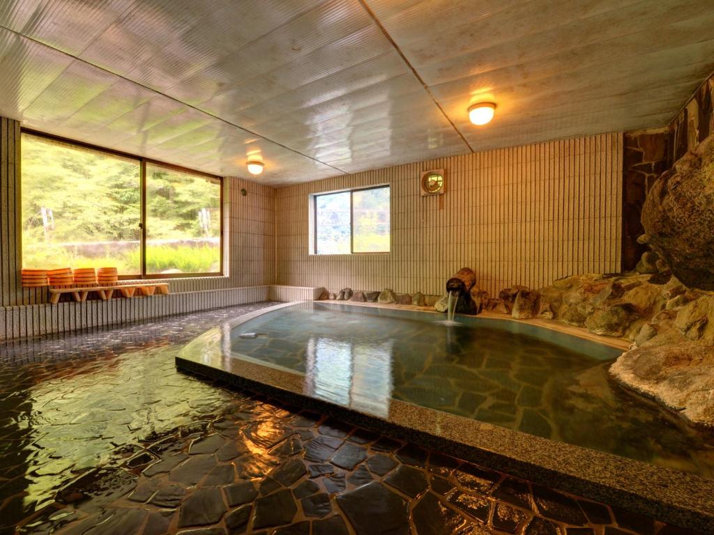 une grande piscine dans une chambre avec une grande piscine dans l'établissement Kashiwaya Ryokan, à Tenei