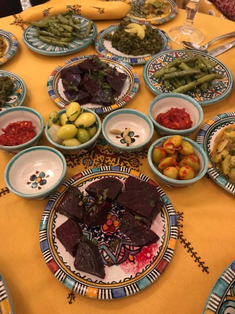 une table avec des assiettes de nourriture sur une table dans l'établissement Dar D'or Fes, à Fès 37 autres photos