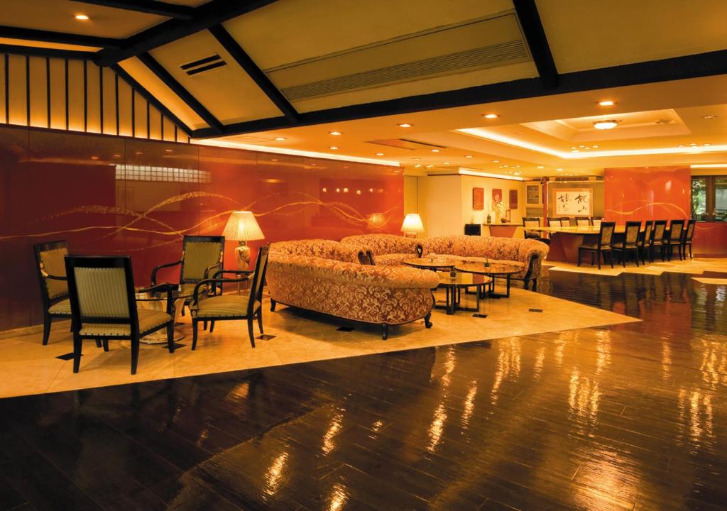 un hall avec des tables et des chaises ainsi qu'un bar dans l'établissement Kinugawa Park Hotels, à Nikkō 106 autres photos