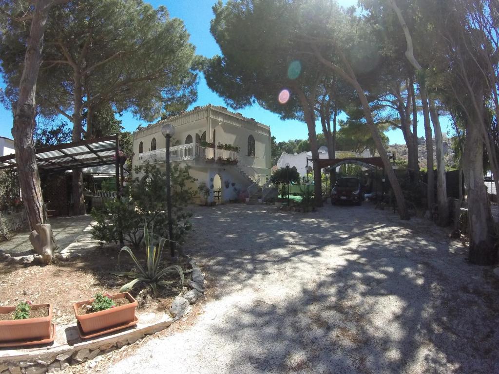 une maison avec beaucoup d'arbres devant elle dans l'établissement Villa sul porto, à San Vito Lo Capo