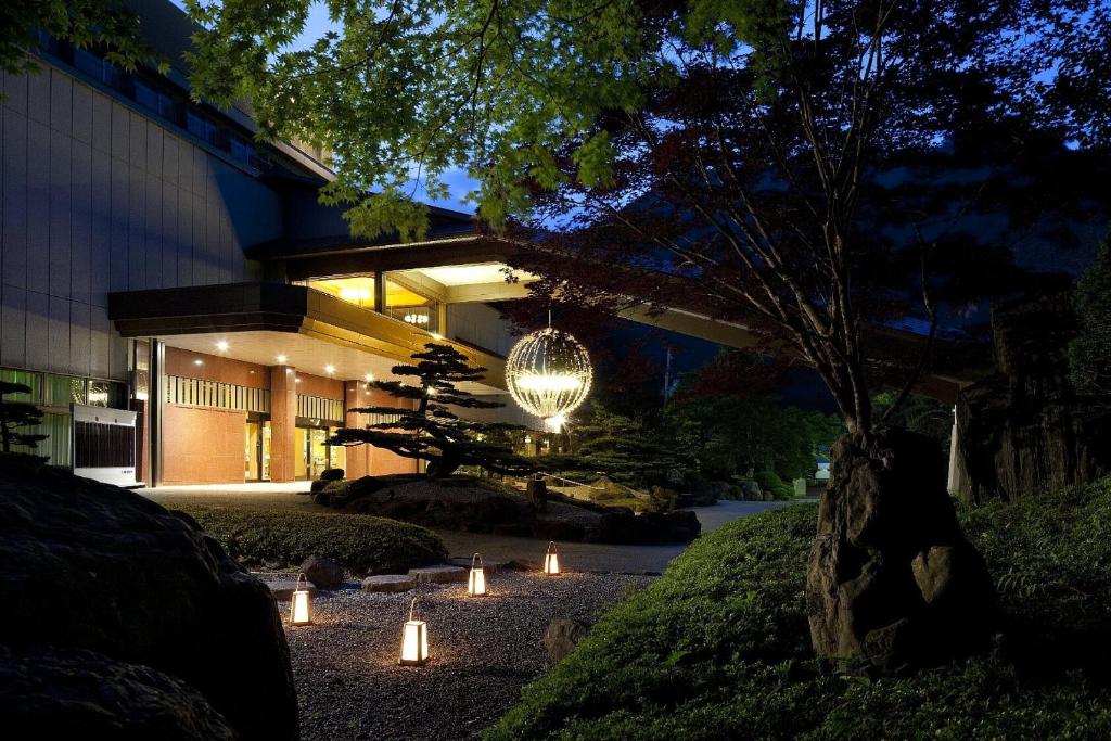 un groupe de bougies devant un bâtiment la nuit dans l'établissement Marumine Kanko Hotel, à Aizuwakamatsu