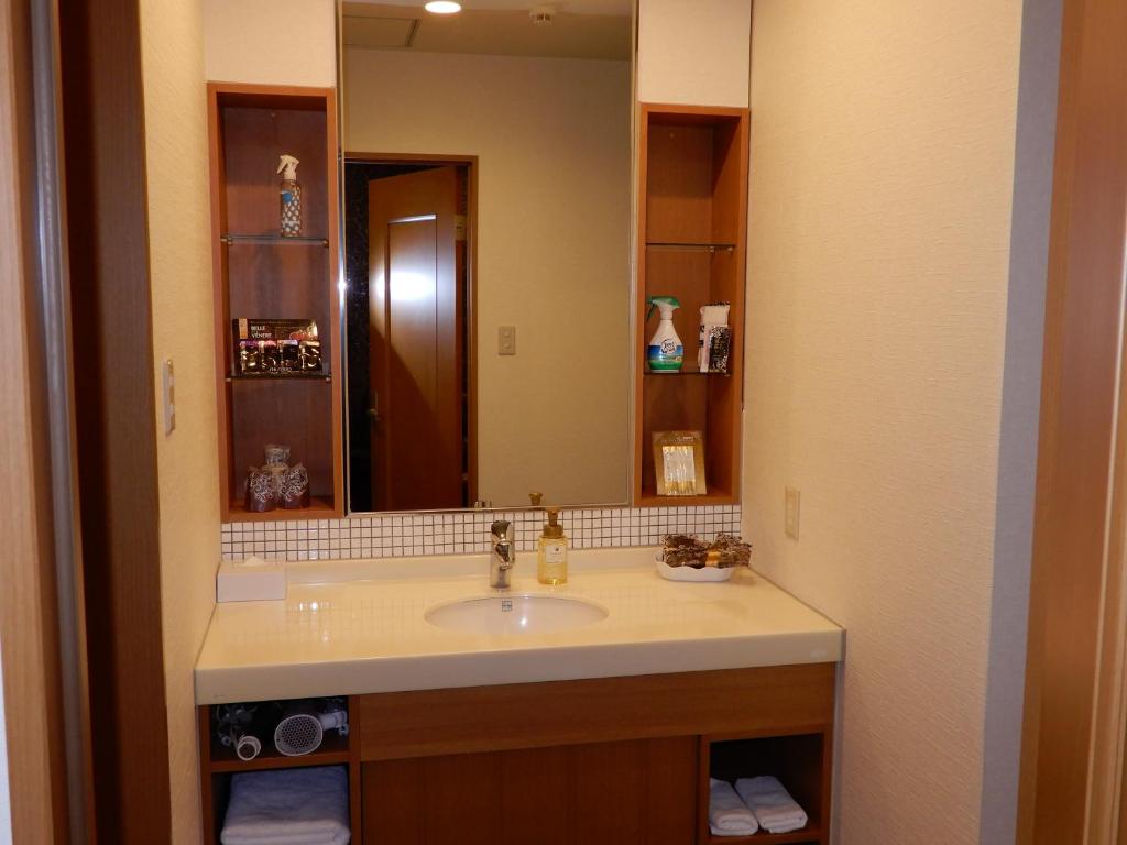 une salle de bain avec un lavabo et un miroir dans l'établissement Hotel Shindbad Aomori -Love Hotel-, à Aomori 5 autres photos