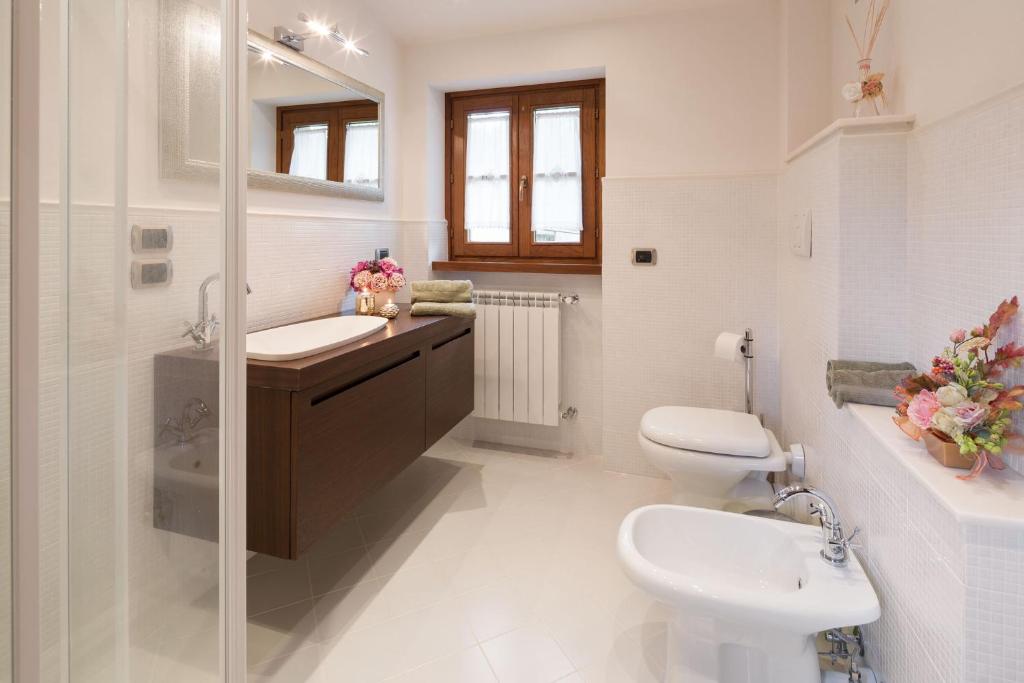 une salle de bain avec un lavabo, des toilettes et une douche dans l'établissement Poggio Pellicciaia, à Arezzo 25 autres photos