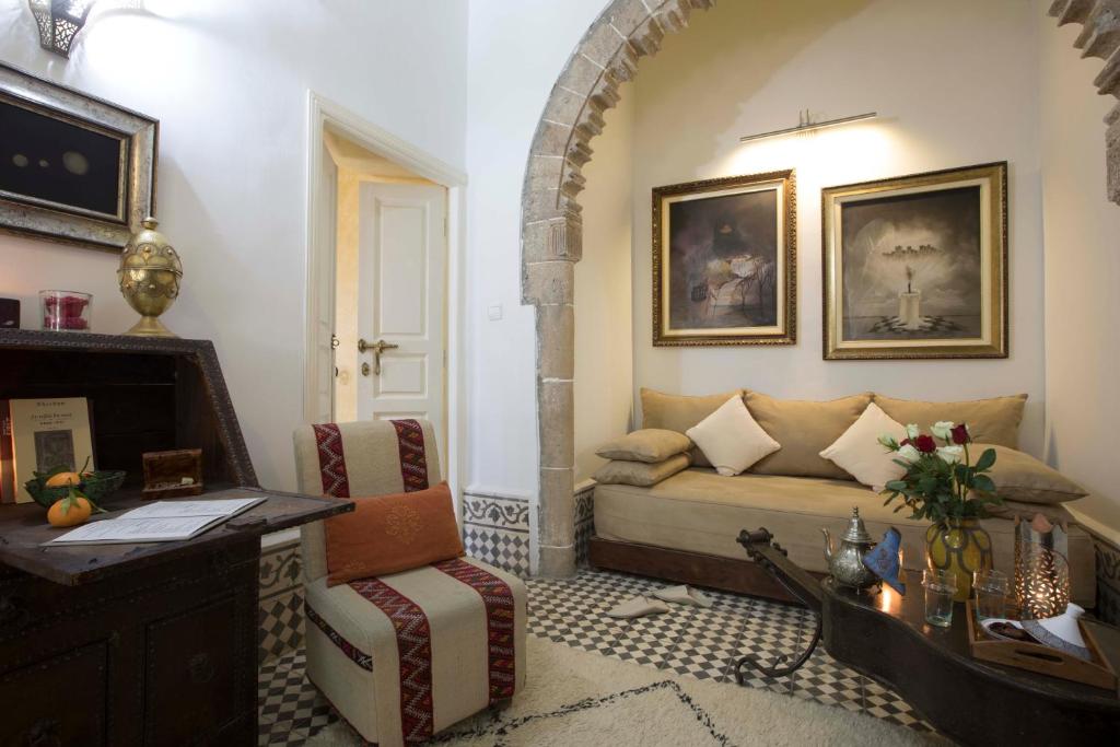 un salon avec un canapé et une table dans l'établissement Riad Emotion, à Essaouira