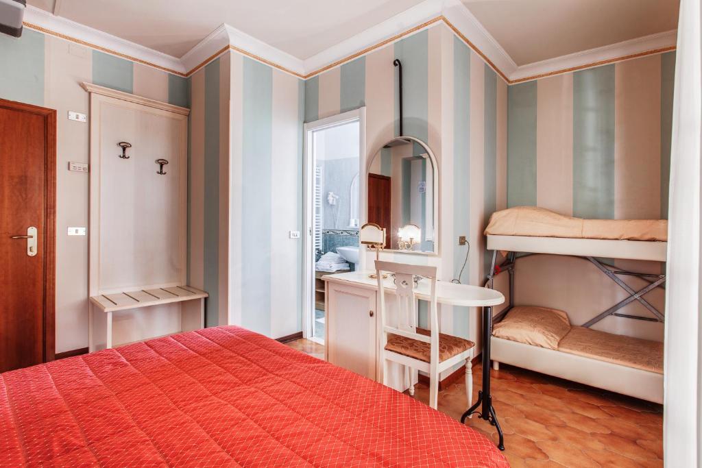 une chambre avec deux lits superposés et un bureau dans l'établissement Hotel Villa Pina, à Milano Marittima