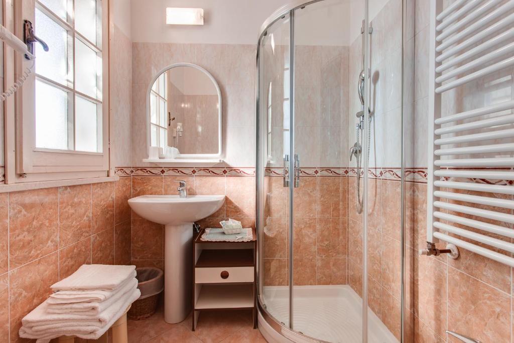 une salle de bain avec un lavabo et une douche dans l'établissement Hotel Villa Pina, à Milano Marittima 55 autres photos
