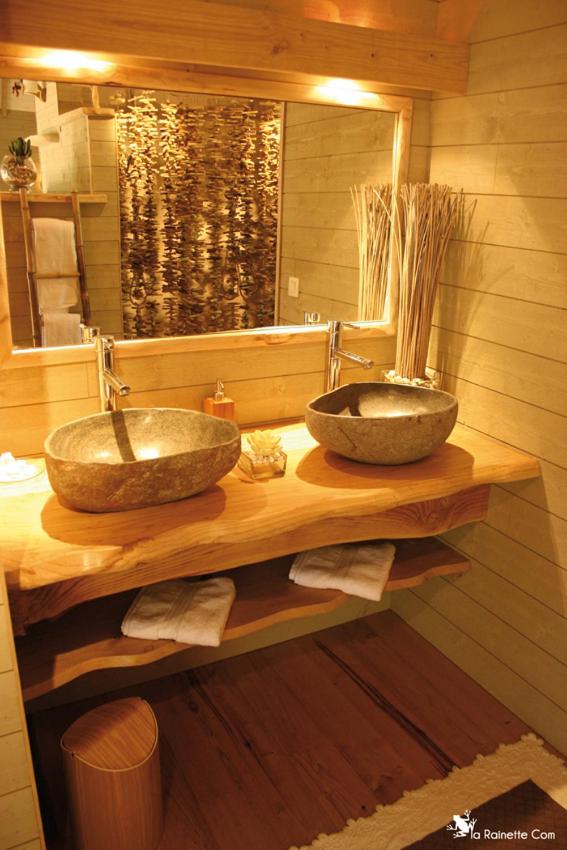 - une salle de bains avec deux lavabos sur un comptoir en bois dans l'établissement Cabane d'Amour, à Béziers
