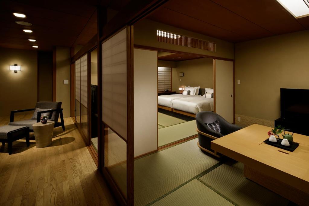 une chambre d'hôtel avec un lit et un bureau dans l'établissement Takanawa Hanakohro - in Grand Prince Hotel Takanawa, à Tokyo