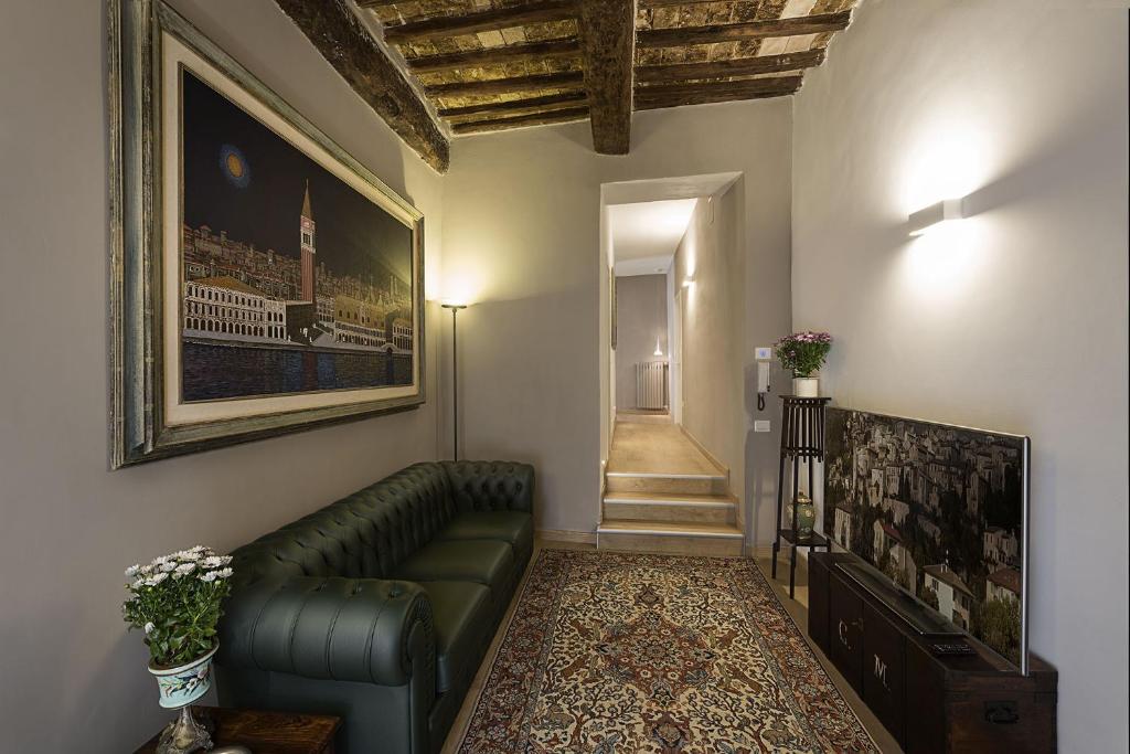 un salon avec un canapé et un tableau au mur dans l'établissement Villa Elisa, à Spello