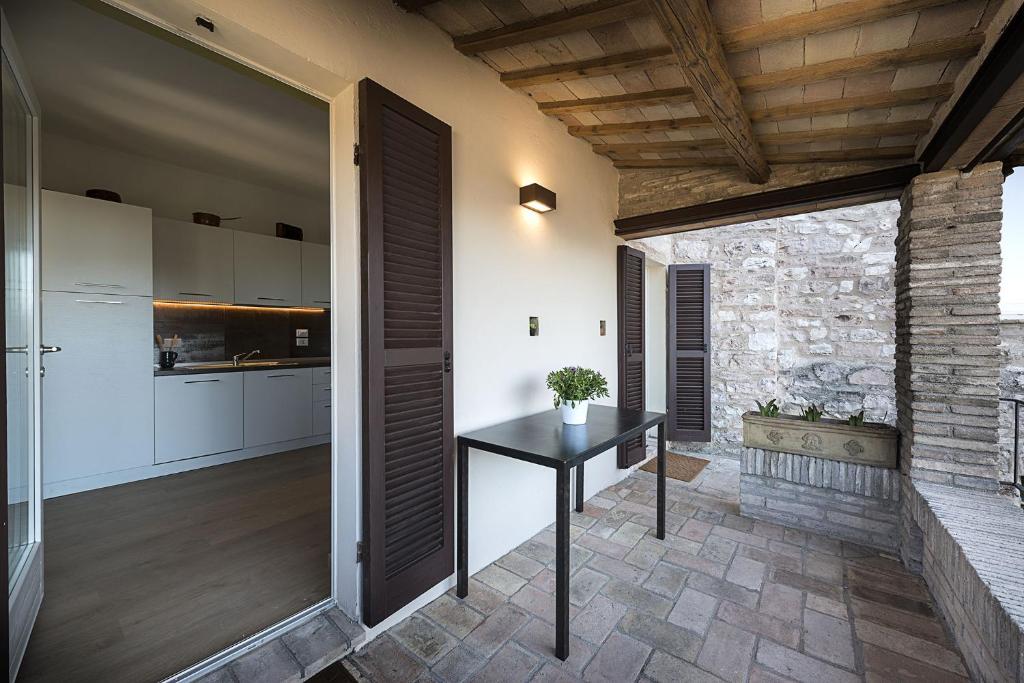 - une cuisine avec une table au milieu d'une pièce dans l'établissement Villa Elisa, à Spello