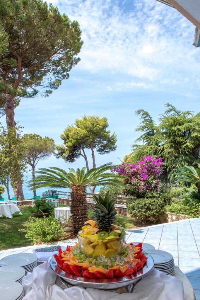 une assiette de fruits sur une table dans l'établissement Hotel La Castellana, à Belvedere Marittimo