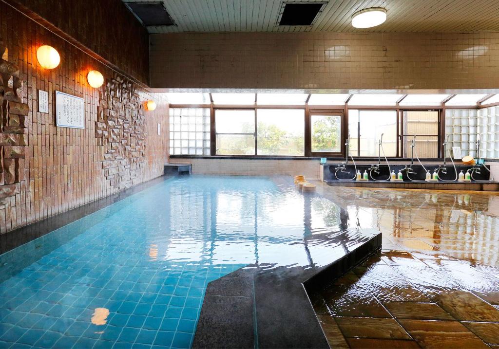 une grande piscine dans un immeuble dans l'établissement Daikanso, à Chikushino