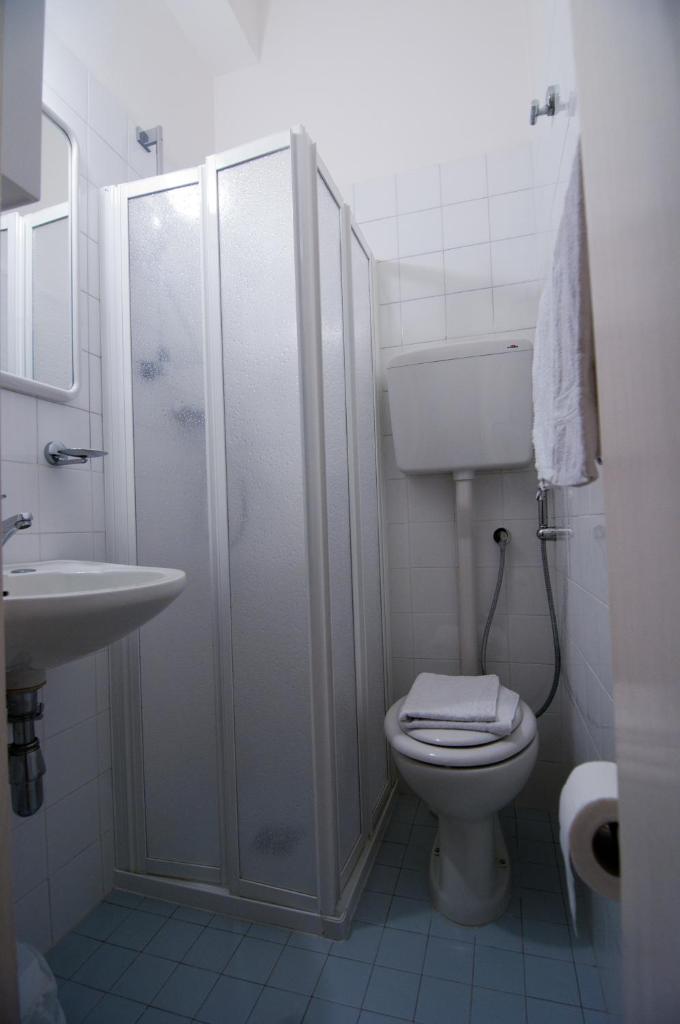 une salle de bain avec toilettes, douche et lavabo dans l'établissement Hotel Savina, à Rimini 39 autres photos