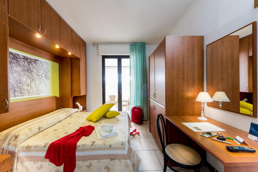 une chambre d'hôtel avec un lit et un bureau et un bureau dans l'établissement Hotel Villa Truentum, à Martinsicuro 41 autres photos