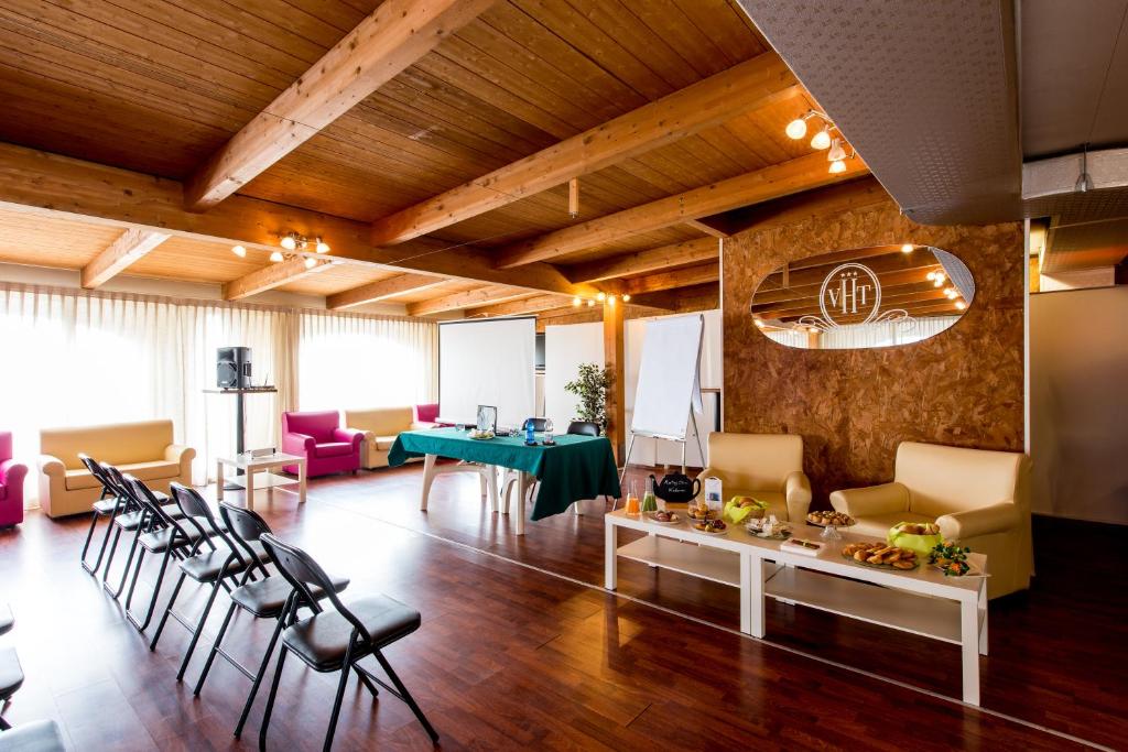 un salon avec une table et des chaises dans l'établissement Hotel Villa Truentum, à Martinsicuro
