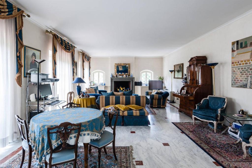 un salon avec un canapé et une table dans l'établissement Villa Bianca, à Lucques