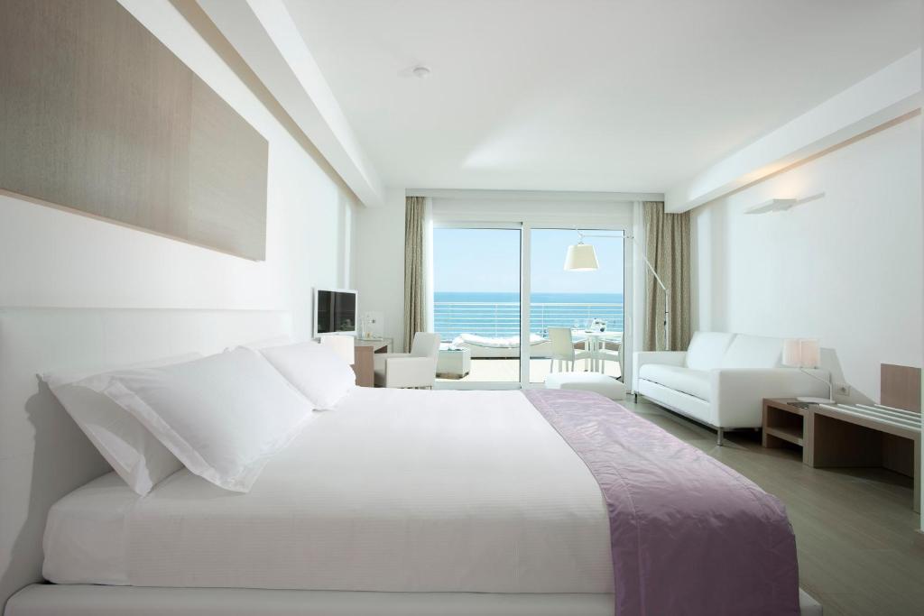 une chambre avec un lit avec vue sur l'océan dans l'établissement Hotel Aurora, à Lido di Jesolo