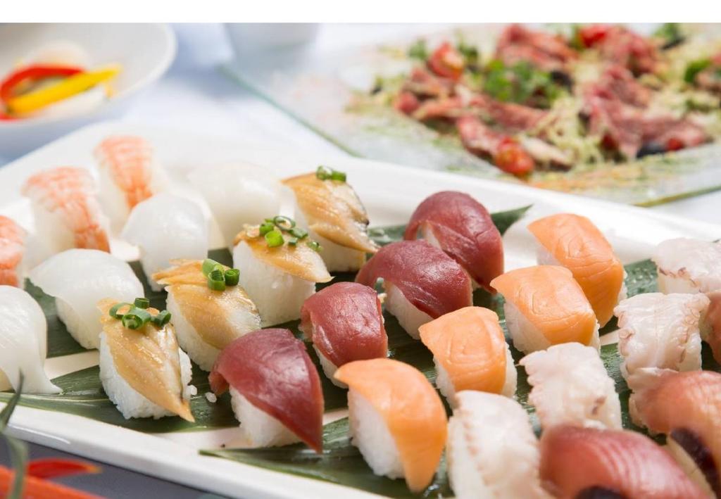 une assiette de nourriture avec différents types de sushis dans l'établissement Ohito Hotel, à Izunokuni