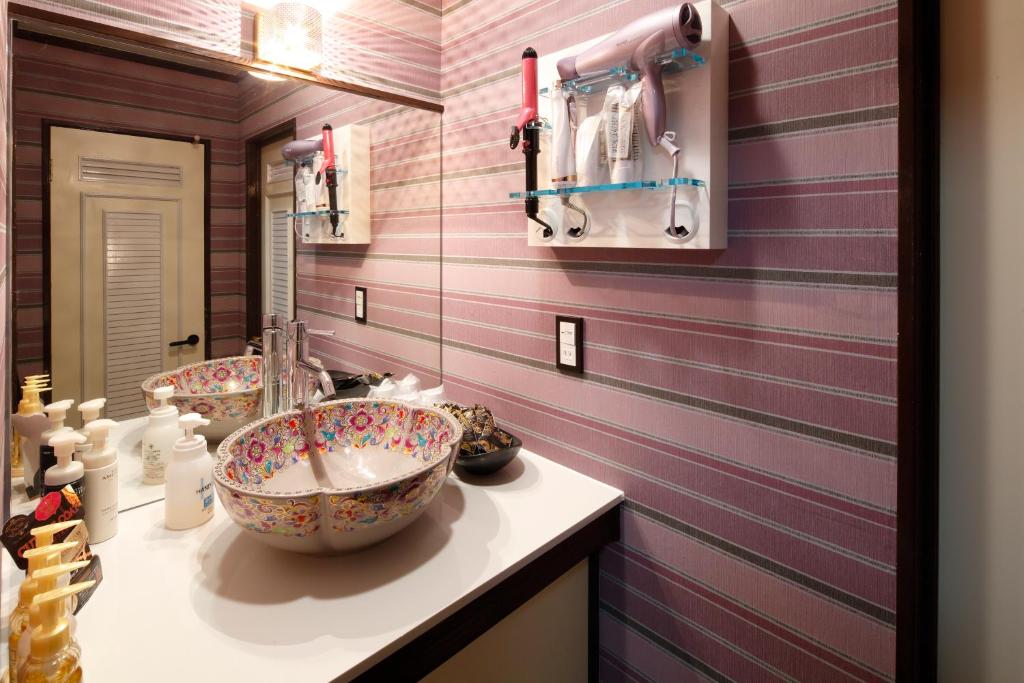 une salle de bain avec deux lavabos et un miroir dans l'établissement Hotel Sunset (Adult Only), à Choshi 48 autres photos