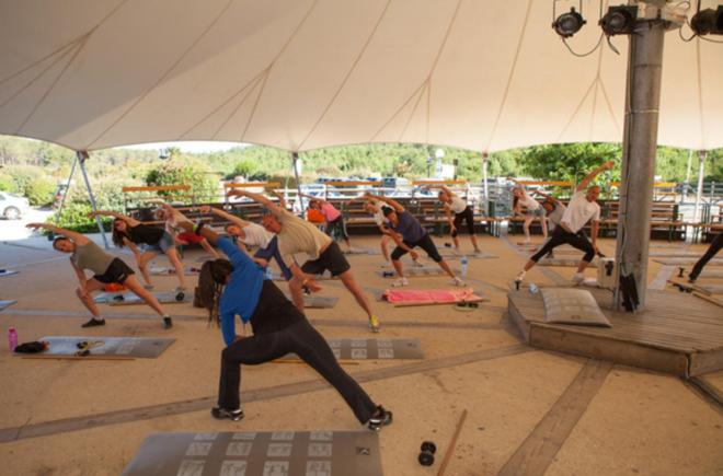 un groupe de personnes faisant une pose de yoga sur leurs planches à roulettes dans l'établissement Chalet Camping Les Vignes, à Lit-et-Mixe