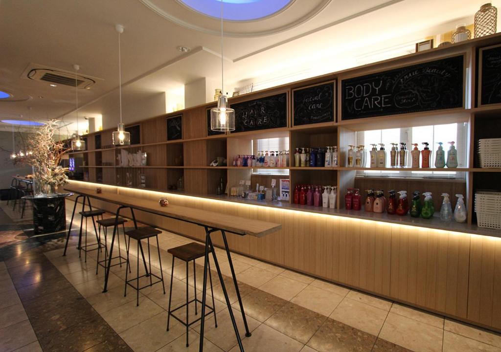 un bar dans un restaurant avec des tabourets de bar dans l'établissement Hotel neobibi (Adult Only), à Himeji