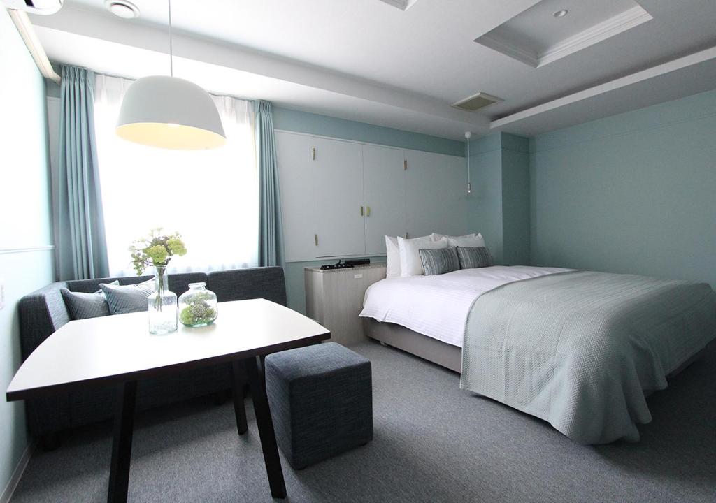 une chambre avec un lit, une table et une chaise dans l'établissement Hotel neobibi (Adult Only), à Himeji 17 autres photos