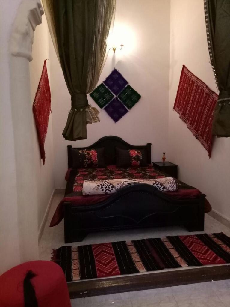 une chambre avec un lit dans une pièce dans l'établissement Dar Tsouli, à Rabat 37 autres photos