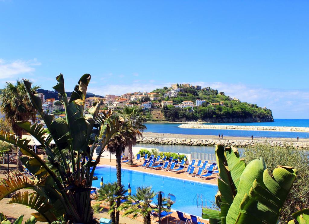 une vue d'un complexe avec piscine et plage dans l'établissement Hotel Mare, à Agropoli