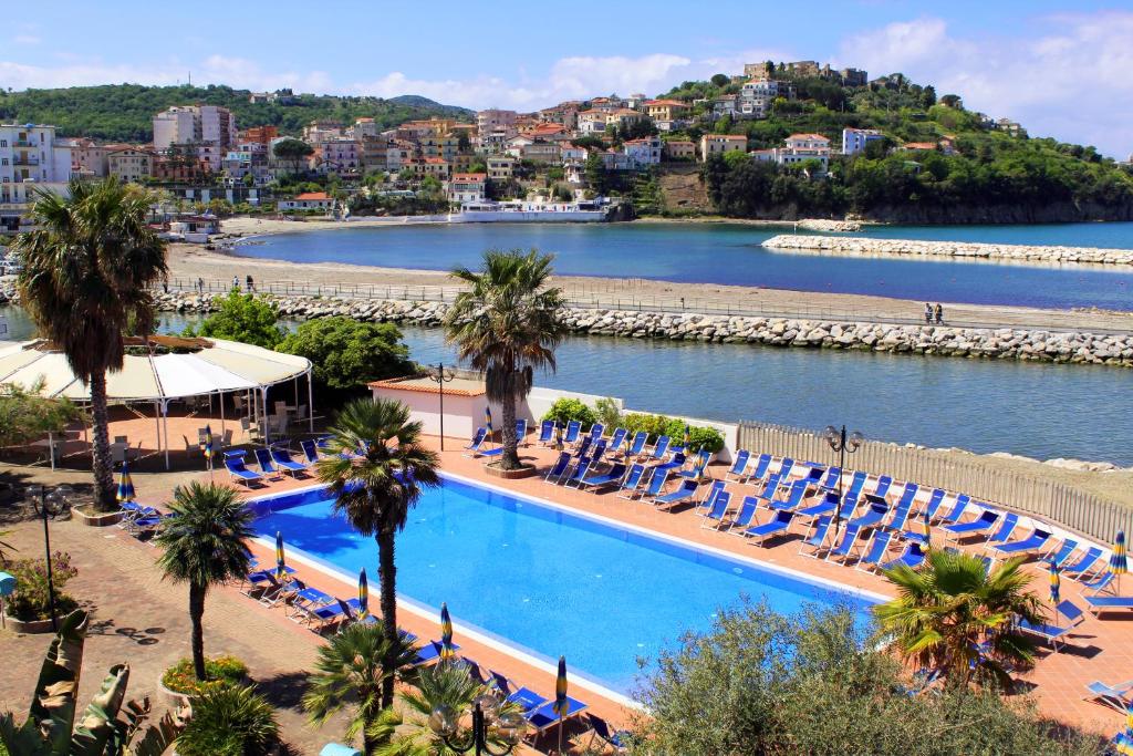 un complexe avec piscine et plage dans l'établissement Hotel Mare, à Agropoli