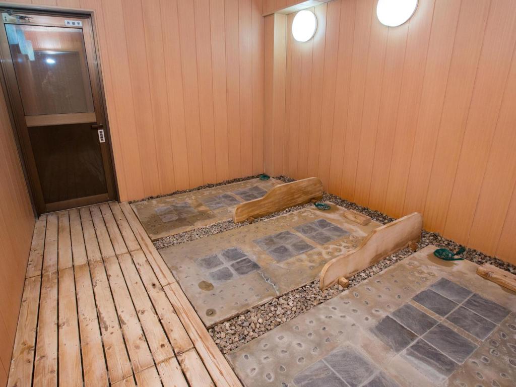 une chambre avec jacuzzi dans l'angle d'une pièce dans l'établissement Daikanso, à Chikushino