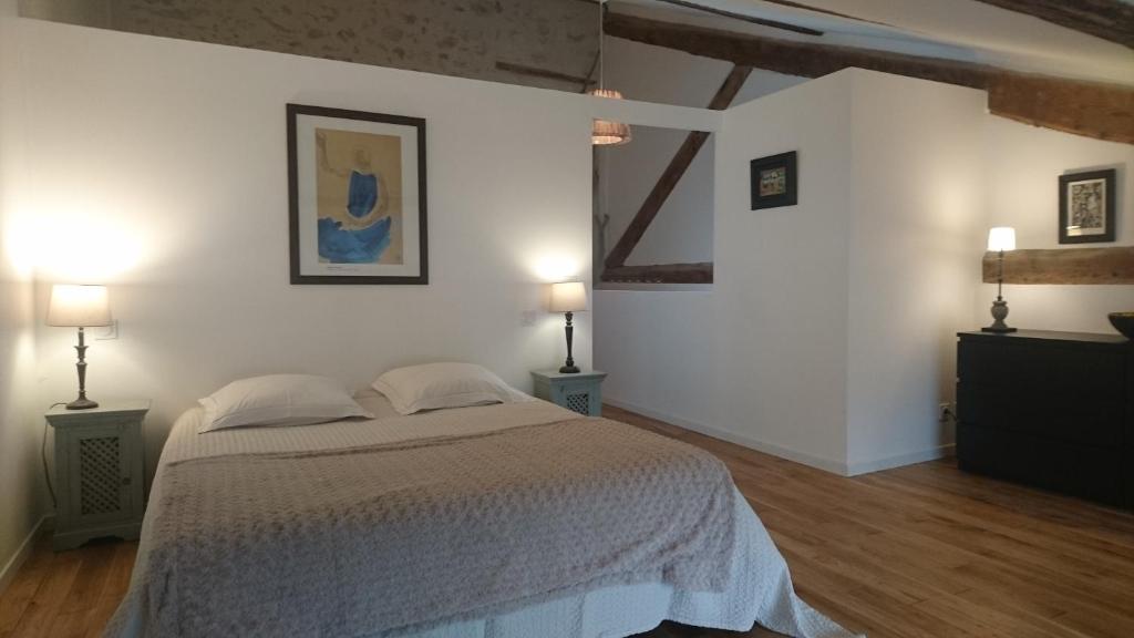 une chambre avec un grand lit et deux lampes dans l'établissement Mazet Des Artistes, à Mouriès 37 autres photos