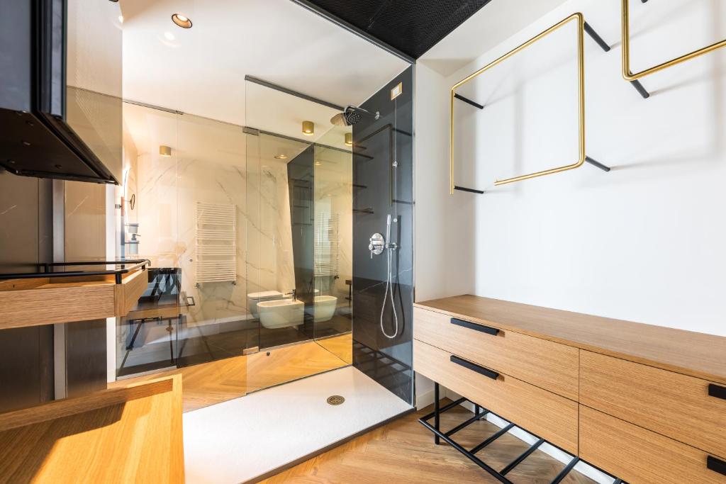 une salle de bain avec douche et toilettes dans l'établissement MaisonMe Boutique Hotel, à Bardolino