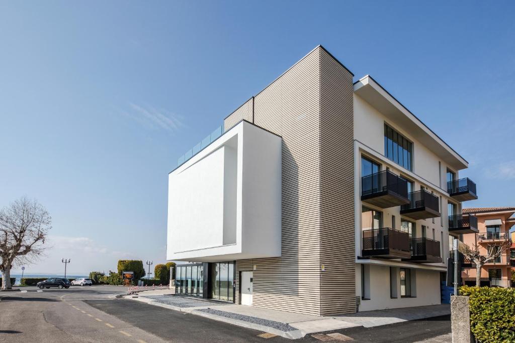 un bâtiment avec une grande fenêtre sur le côté dans l'établissement MaisonMe Boutique Hotel, à Bardolino