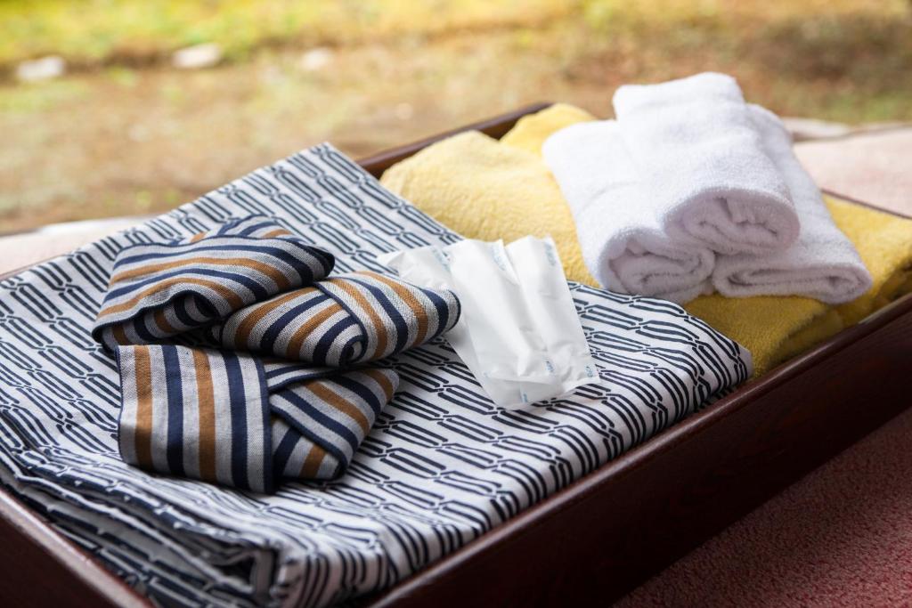 une valise remplie de serviettes et de serviettes pliées dans l'établissement Yuuhiken, à Asago