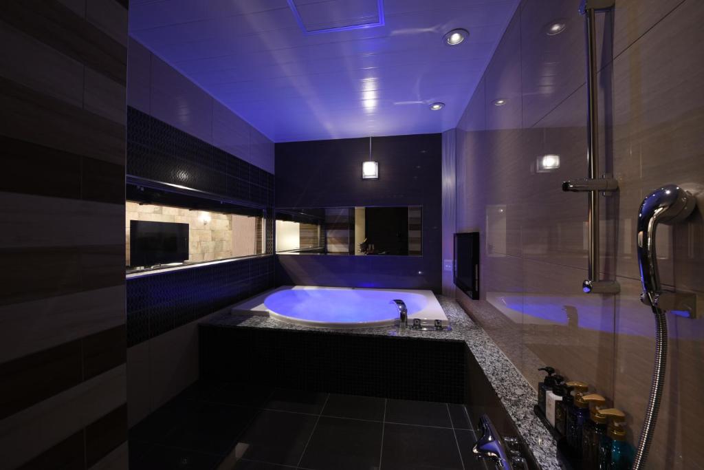 La grande salle de bains est pourvue d'une baignoire avec un plafond violet. dans l'établissement Hotel Star Resort Hers (Adult Only), à Sagamihara