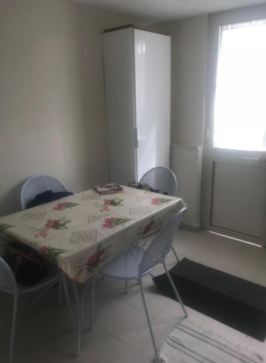 une cuisine avec une table et des chaises et une fenêtre dans l'établissement Villino Michel, à Torre Annunziata