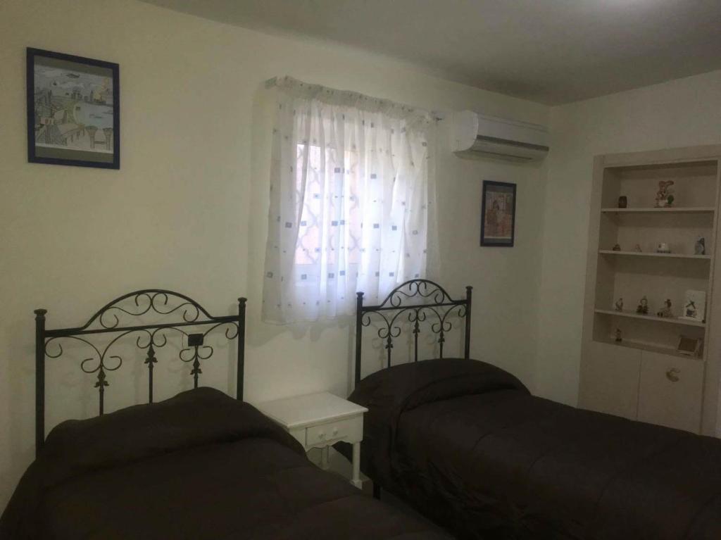 - 2 lits dans une chambre avec fenêtre dans l'établissement Villino Michel, à Torre Annunziata