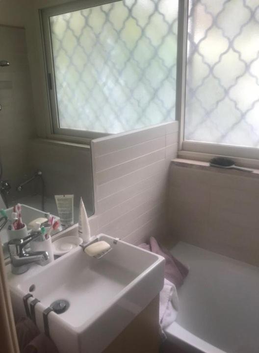 une salle de bain avec un lavabo blanc et une fenêtre dans l'établissement Villino Michel, à Torre Annunziata 52 autres photos