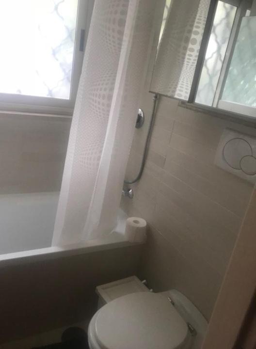 Elle comprend une petite salle de bains pourvue de toilettes et d'une fenêtre. dans l'établissement Villino Michel, à Torre Annunziata