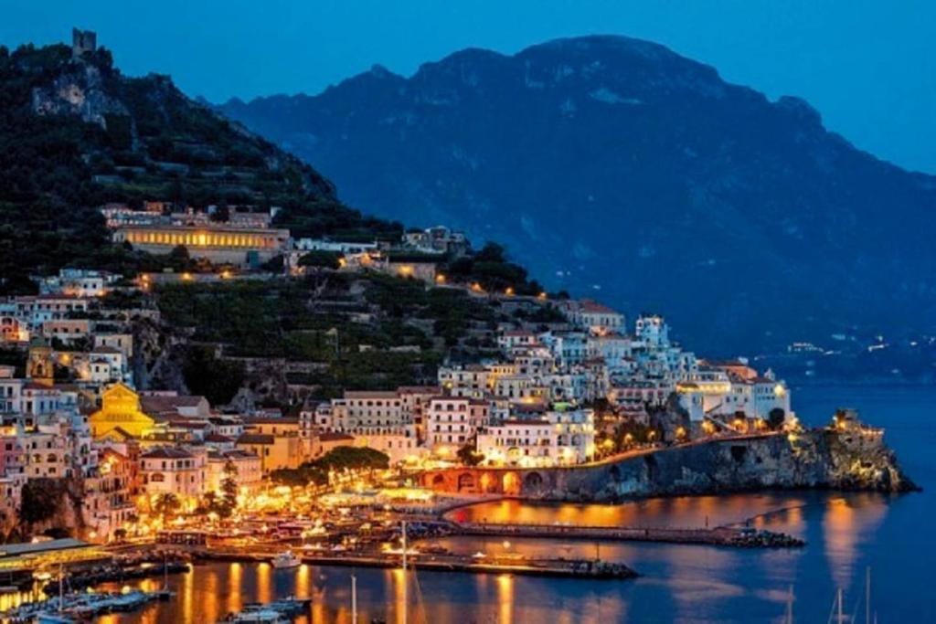 - une vue sur la ville positano la nuit dans l'établissement Villino Michel, à Torre Annunziata