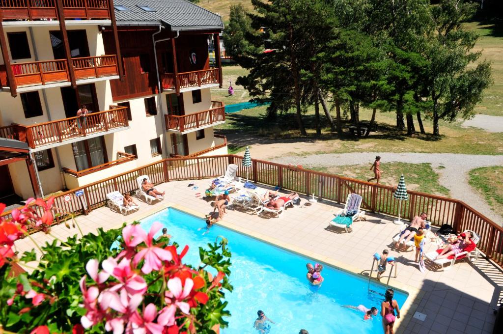 une vue aérienne d'une piscine dans un complexe hôtelier dans l'établissement Résidence Goélia Les Balcons d'Anaïs, à La Norma