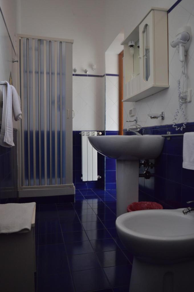 une salle de bain avec un lavabo et des toilettes dans l'établissement B&B Scalea Rooms, à Scalea