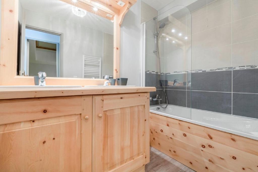 une salle de bain avec une baignoire, un lavabo et une douche dans l'établissement Residence Albane - maeva Home, à Vars