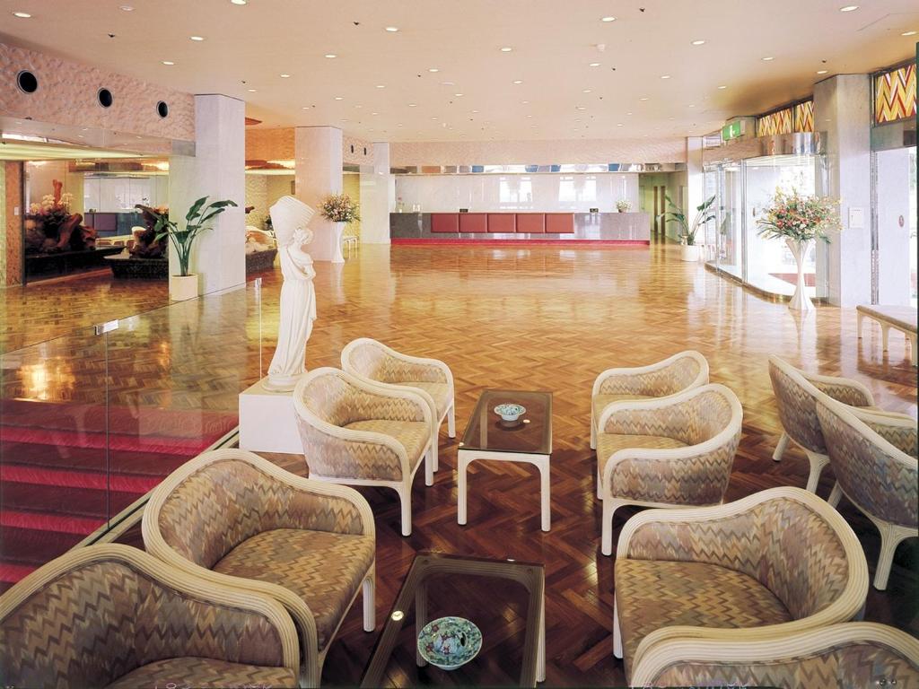 - un hall avec des chaises et une statue au milieu dans l'établissement Itoen Hotel Toi, à Izu