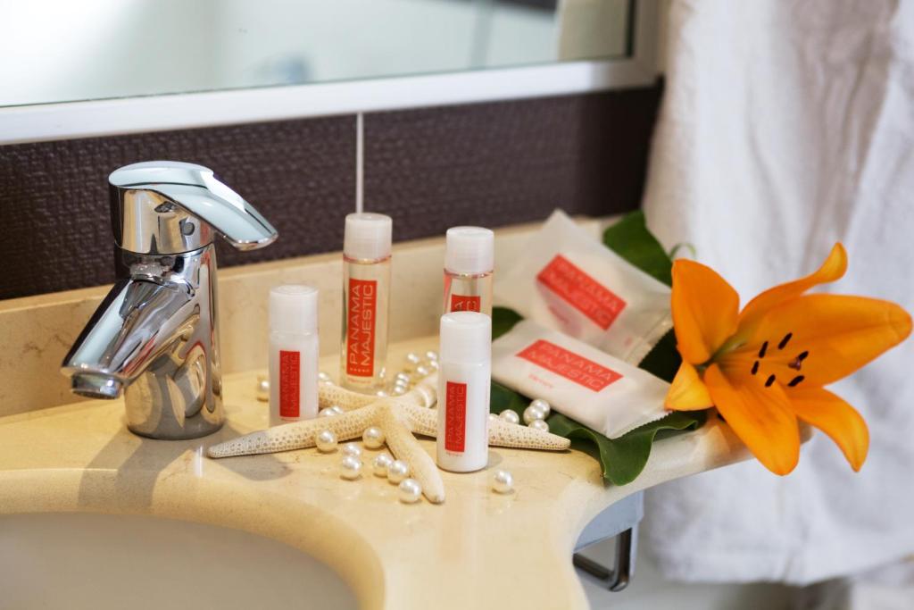 - un lavabo avec un bouquet de produits dans l'établissement Hotel Panama Majestic, à Rimini