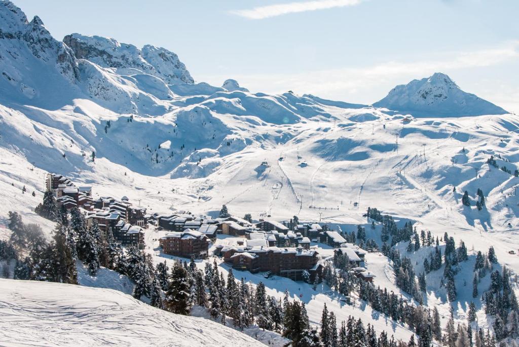 une station de ski dans la neige sur une montagne dans l'établissement Agate, à Mâcot La Plagne