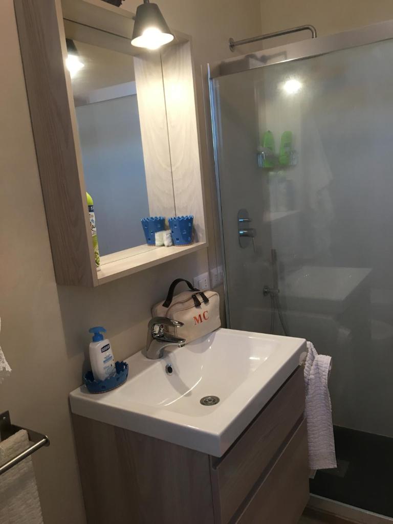 une salle de bain avec un lavabo et une douche dans l'établissement Villa Pietraja, à Ugento