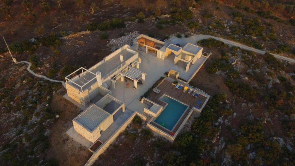 une vue aérienne d'une maison avec piscine dans l'établissement Villa Pietraja, à Ugento
