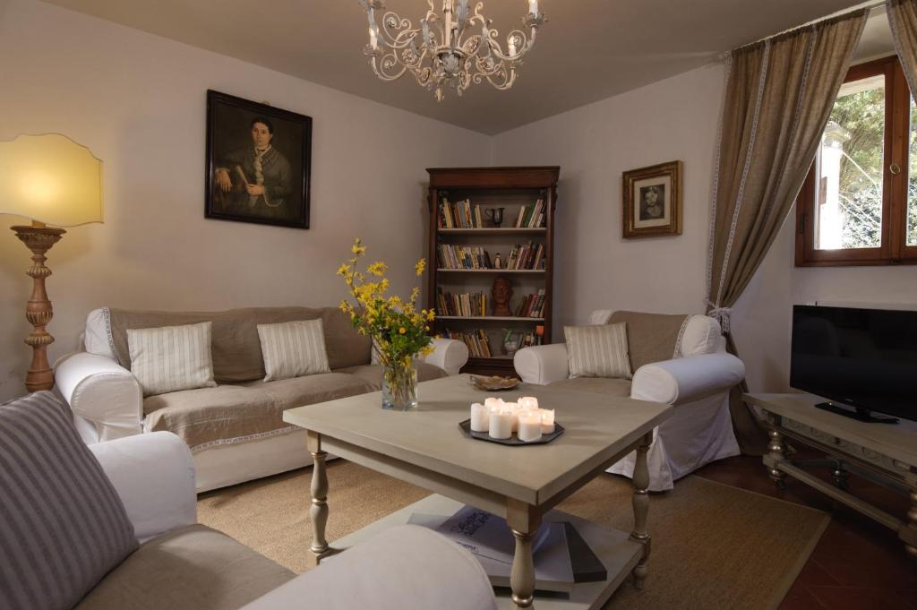 un salon avec un canapé et une table avec des bougies dans l'établissement Chiantivillas Villa Torricella, 27, à Tavarnuzze