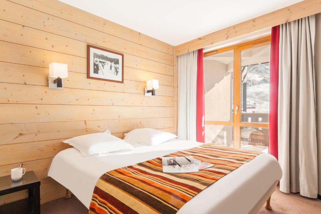 une chambre avec un lit et une fenêtre dans l'établissement Résidence Pierre & Vacances Le Tikal, à Val Thorens